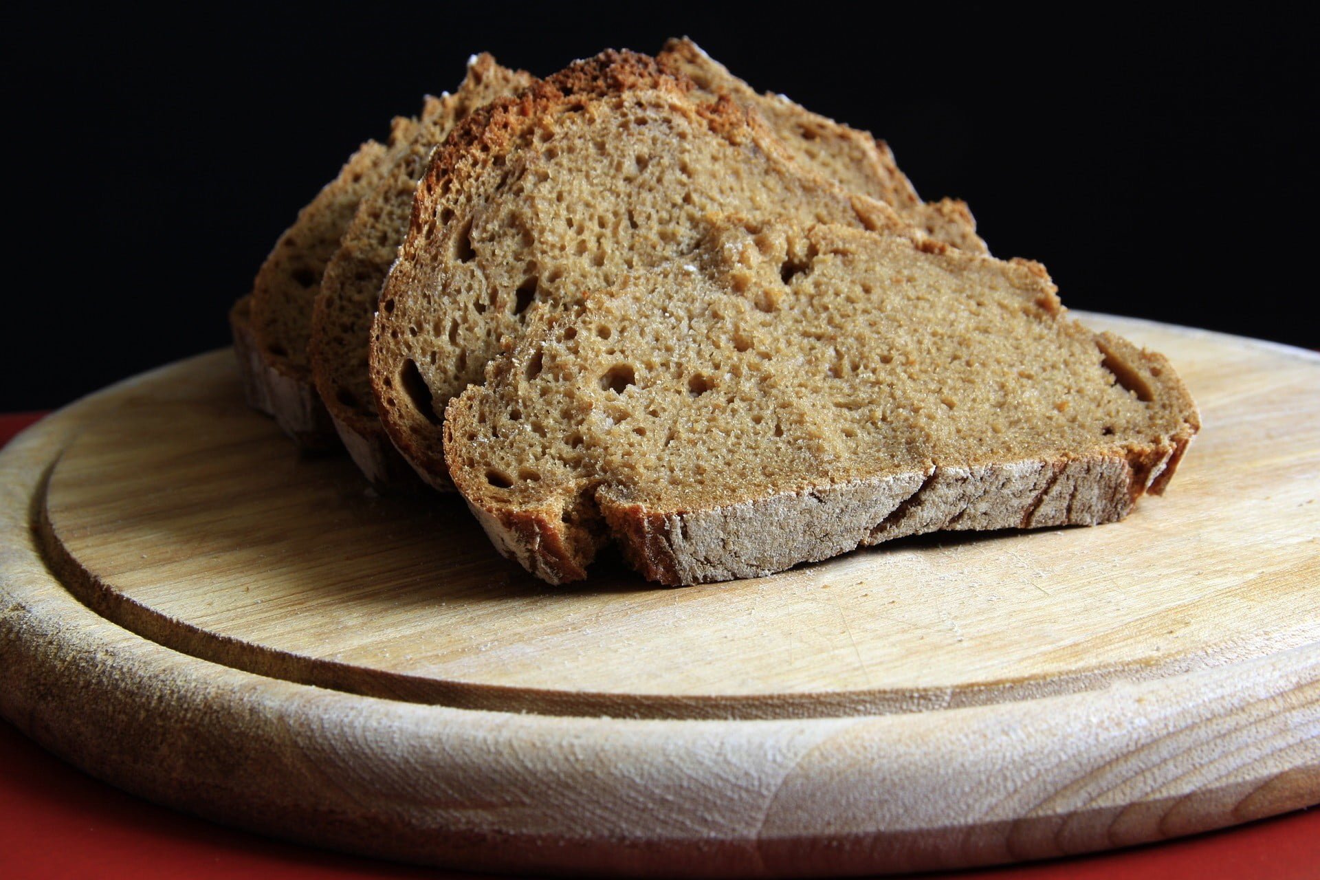 Na sliki je prikazan naravni narezani na kose BIO konopljin kruh narejen iz Slovenske konoplje.