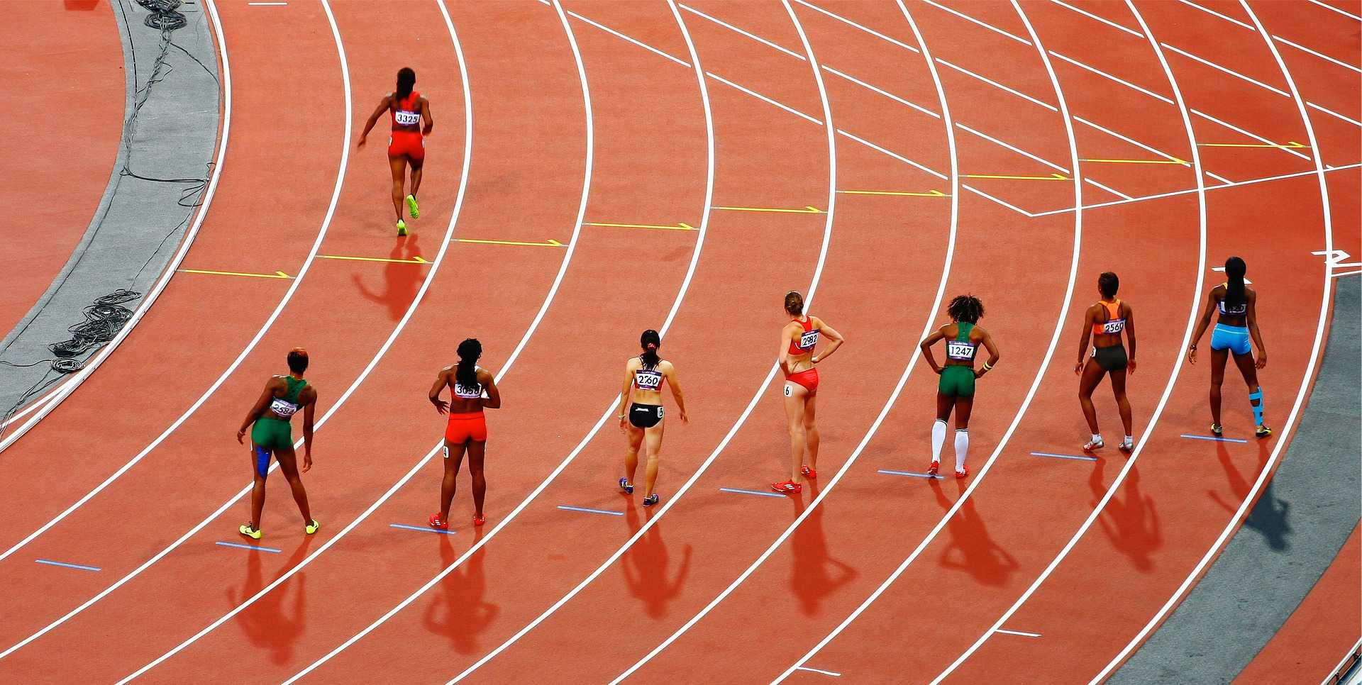 Slika se uporablja za članek CBG in športniki, na sliki je tekmovanje o teku, kjer so tekačice na progi pred začetkom tekme.