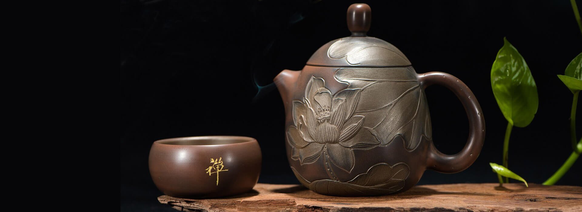 Slika prikazuje skodelico čaja in čajnik za banner pri članku oziroma blogu.