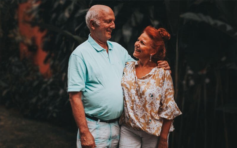 Slika prikazuje starejši par, ki uživata zdravo spolno življenje, v zahvalo cbd kapljicam - Darilo Narave spolnost in cbd blog.