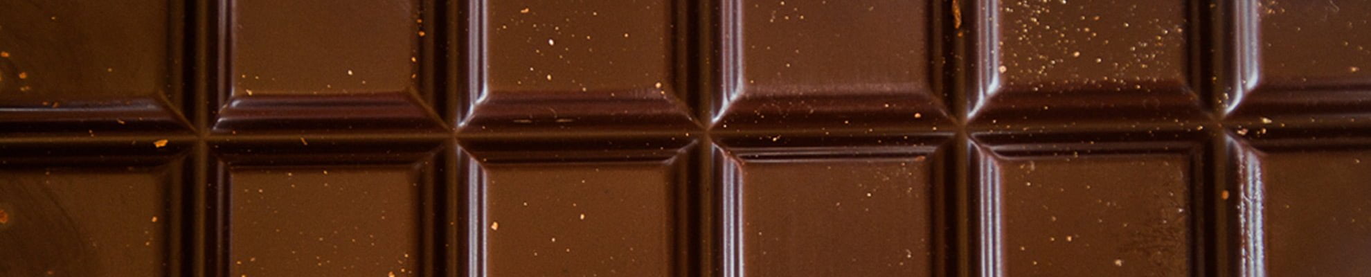 Na sliki je tabela čokolade, temna kakavnata čokolada in konoplja sta zmagovalna kombinacija.