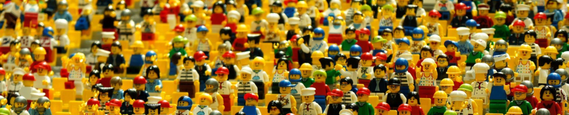 Na sliki so figure Lego kock, vse lego kocke so vidne zelo skupaj v različnih oblekah in pozicijah.