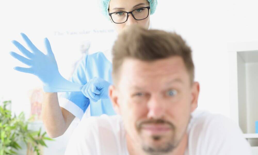 Darilonarave - hemoroidi, na sliki je prikazana zdravnica in pacienta ki se pripravljata na pregled za hemoroide.