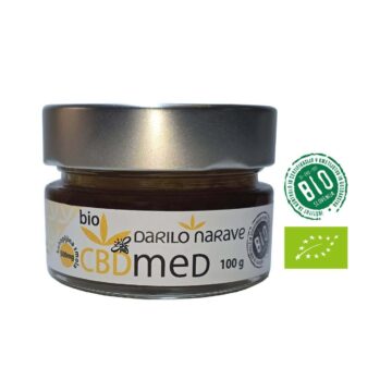 BIO CBD konopljin med v stekleni embalaži s sprednje strani, z BIO in ekološkim logotipom.