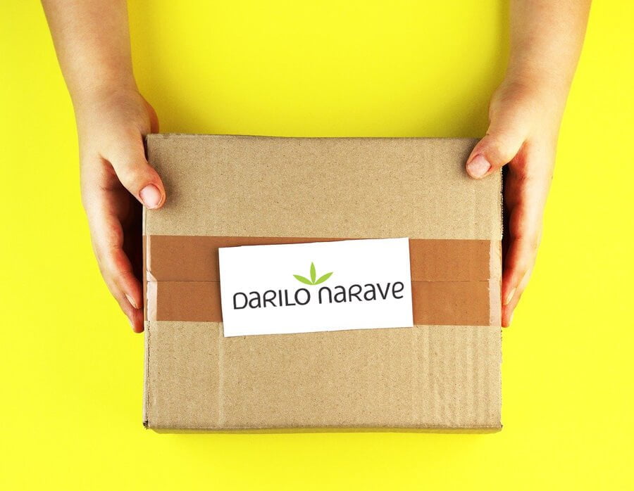 Dostava - Slika prikazuje paket z Darilo narave logo, in predstavlja dostavo.