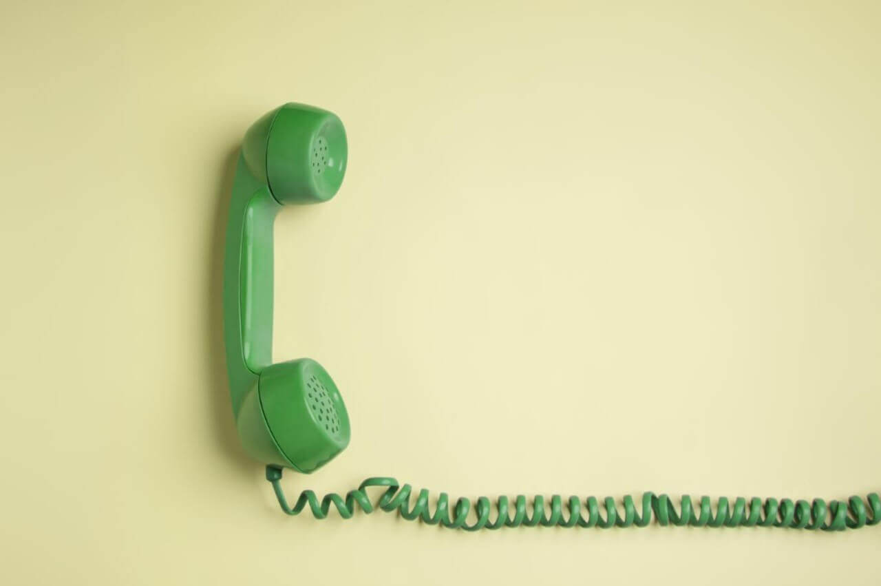 Kanabinoid - Na sliki je starejši telefon, ki ima še kabelj za seboj.