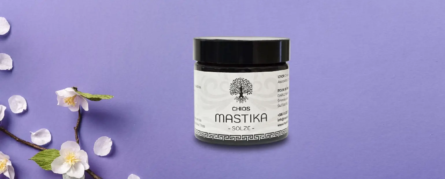 Na sliki vidimo produkt Chios mastika solze na vijolčni podlagi z pomladnimi elementi okoli.