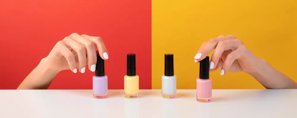 Previdno pri lakih saj so med glavnimi škodljivci za naše nohte.