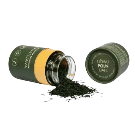 Odprta embalaža EKO Janez Spirulina Hrustljava, z nekoliko raztreseno spirulino okoli, ki razkriva grobo teksturo in naravno svežino izdelka.